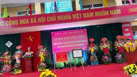Trường TH và THCS Hồng Nam vui mừng đón bằng công nhận trường đạt chuẩn quốc gia mức độ 1 và cờ thi đua của chủ tịch UBND tỉnh.